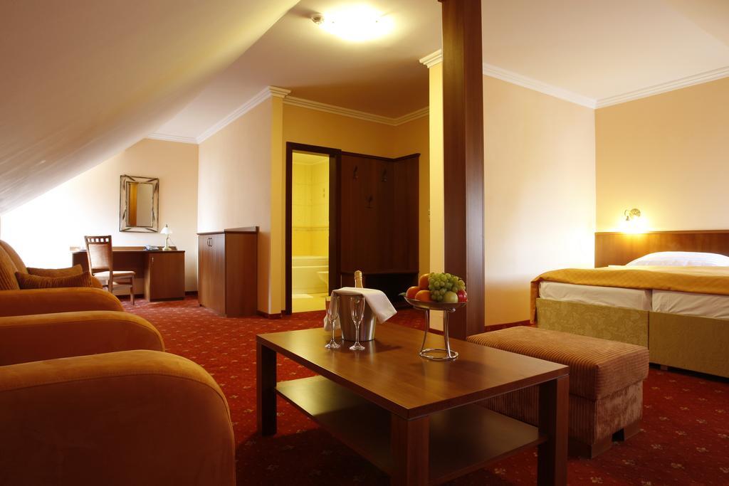Hotel Majolika Модра Екстериор снимка
