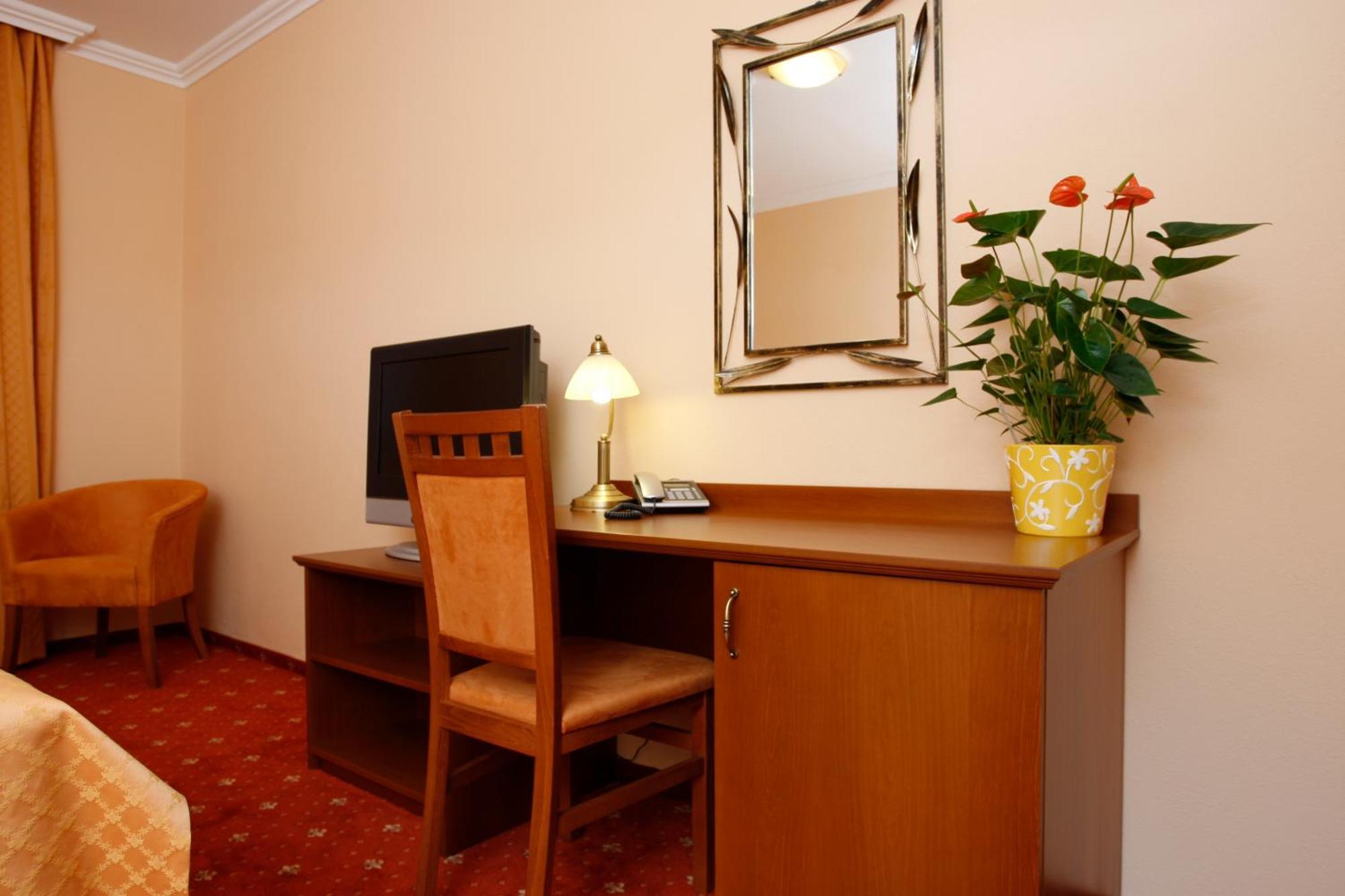 Hotel Majolika Модра Екстериор снимка