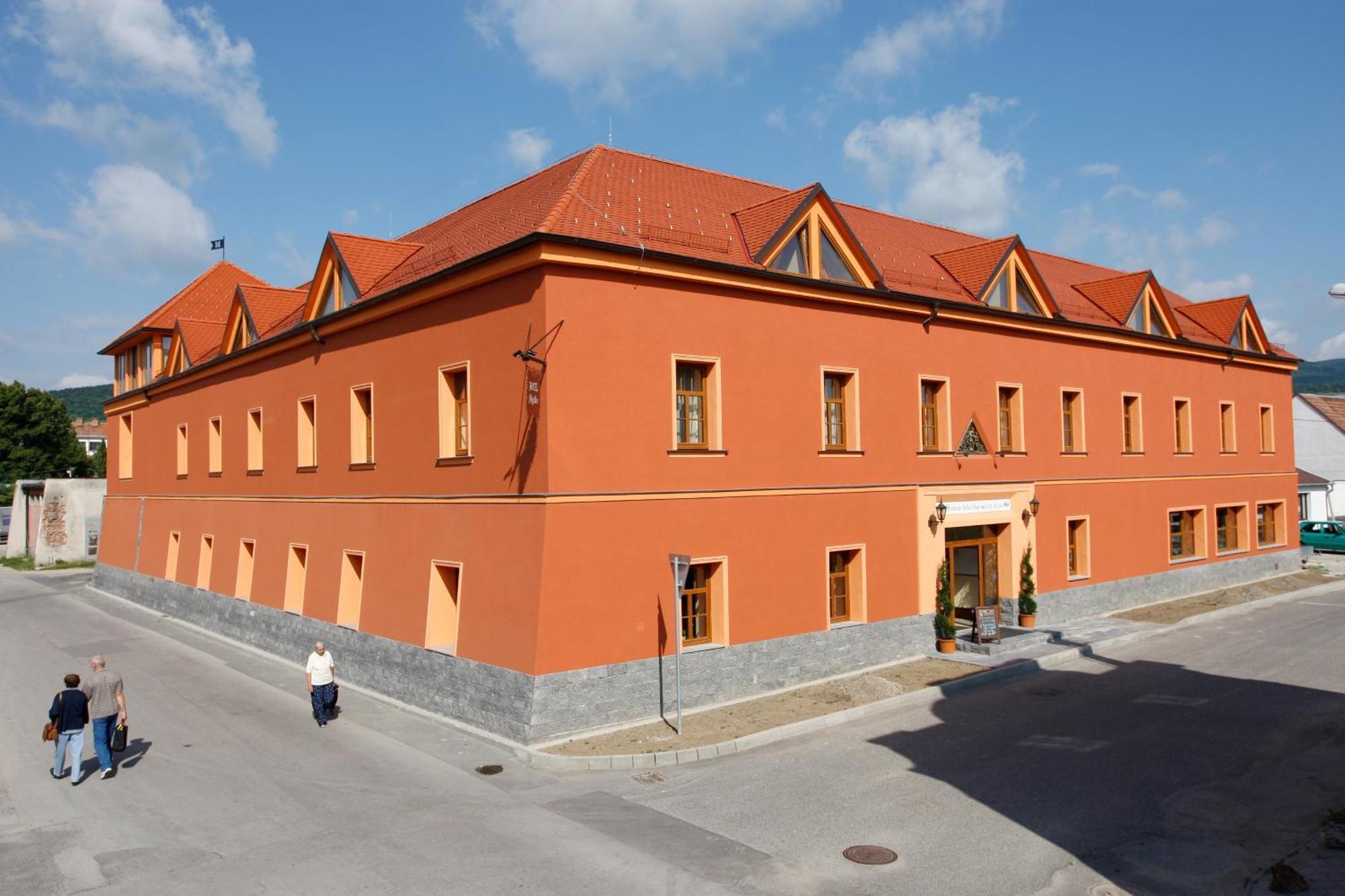 Hotel Majolika Модра Екстериор снимка