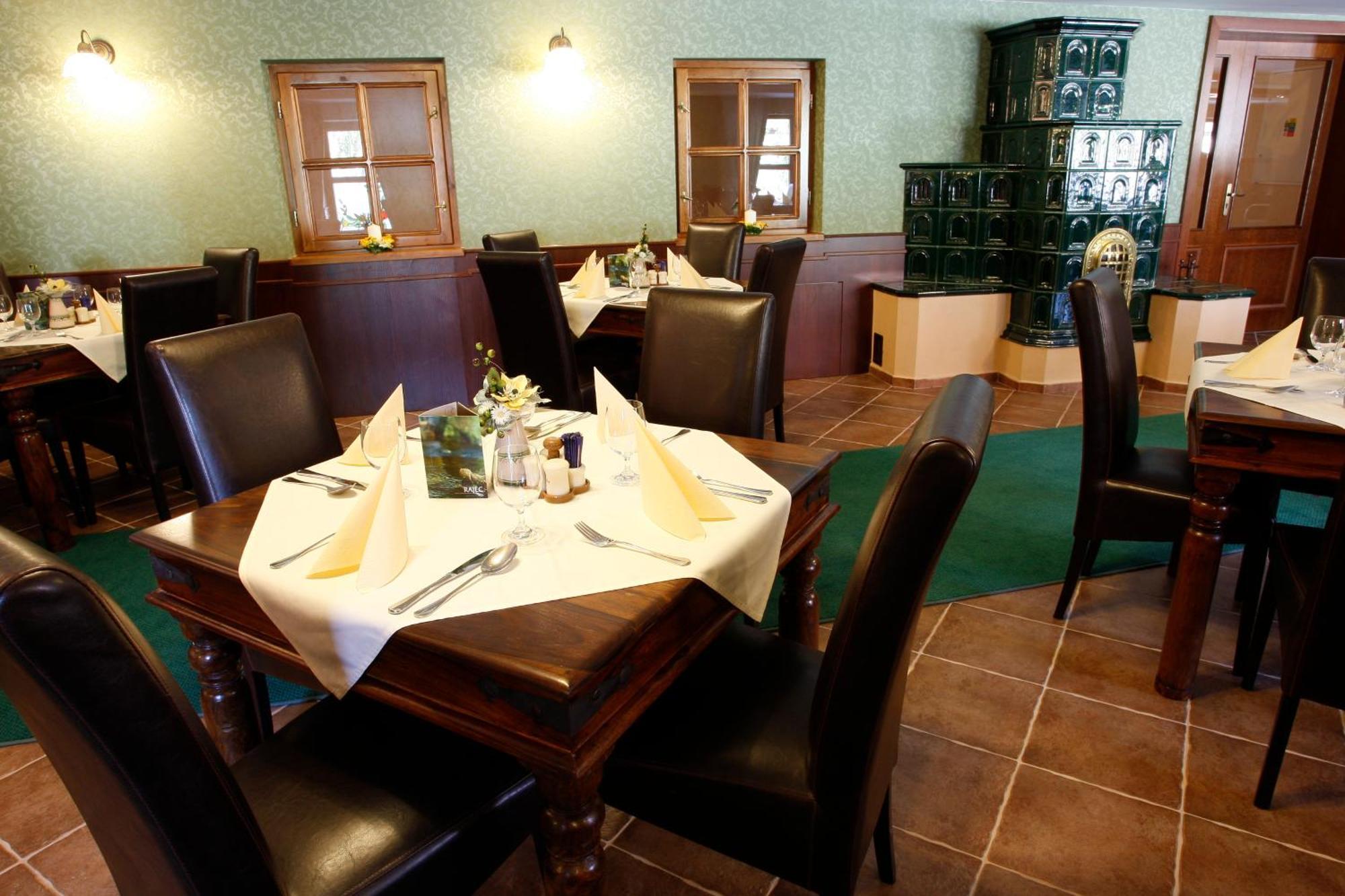Hotel Majolika Модра Екстериор снимка