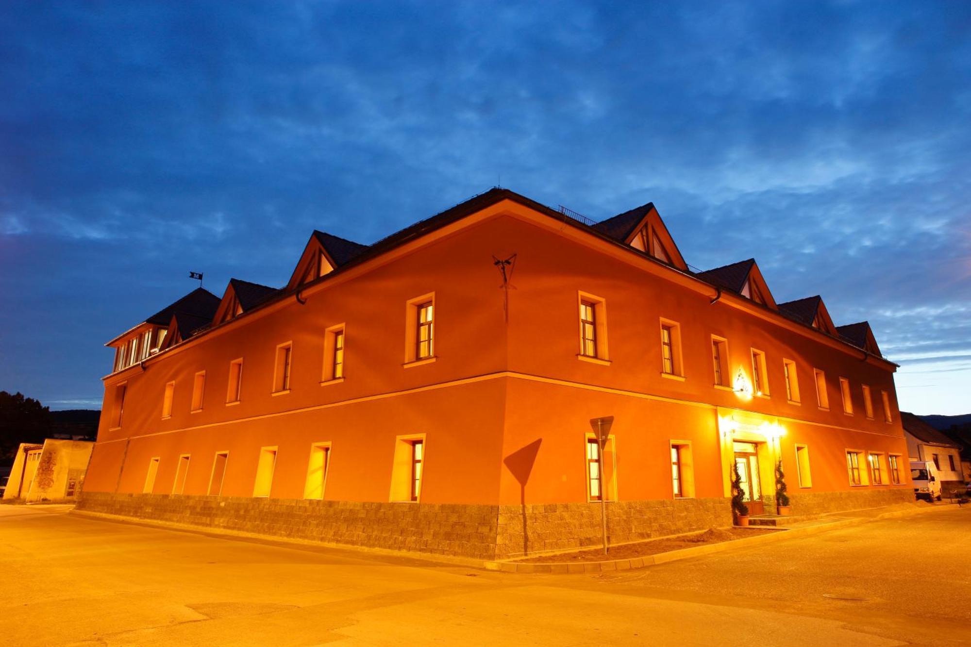 Hotel Majolika Модра Екстериор снимка