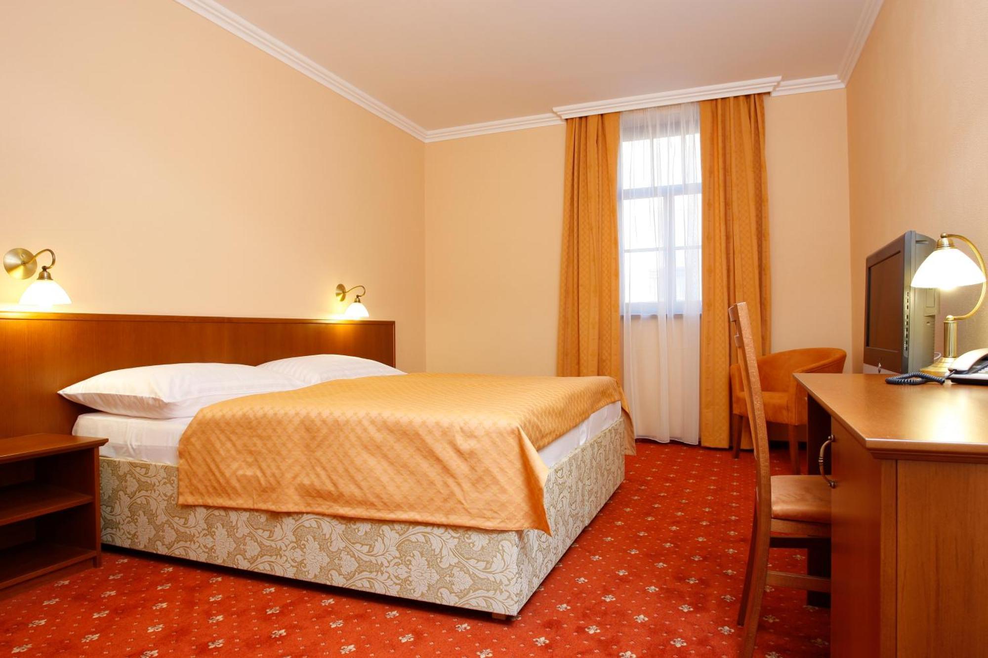 Hotel Majolika Модра Екстериор снимка