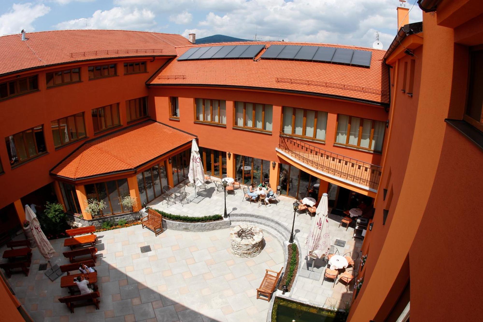 Hotel Majolika Модра Екстериор снимка