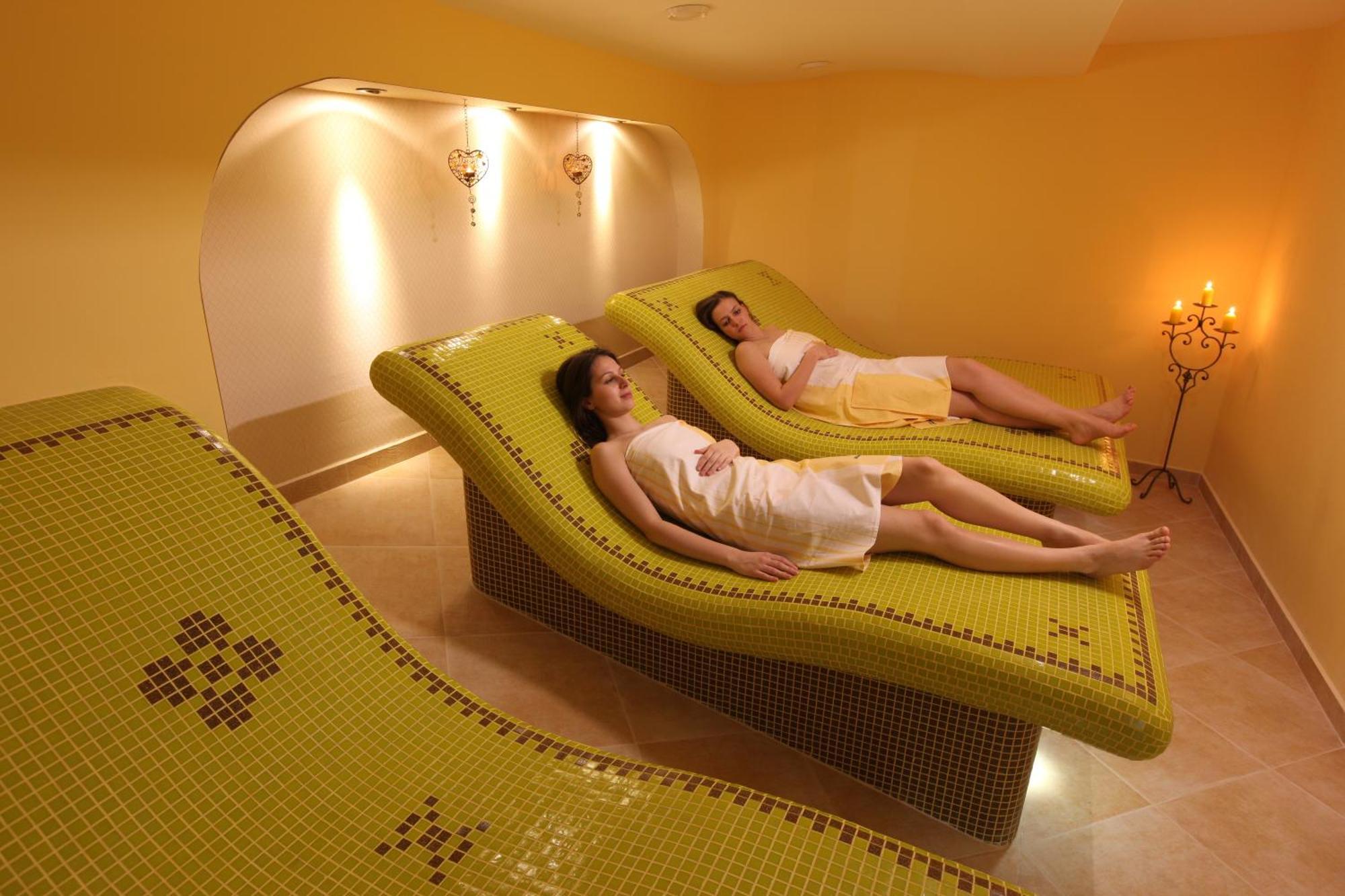 Hotel Majolika Модра Екстериор снимка