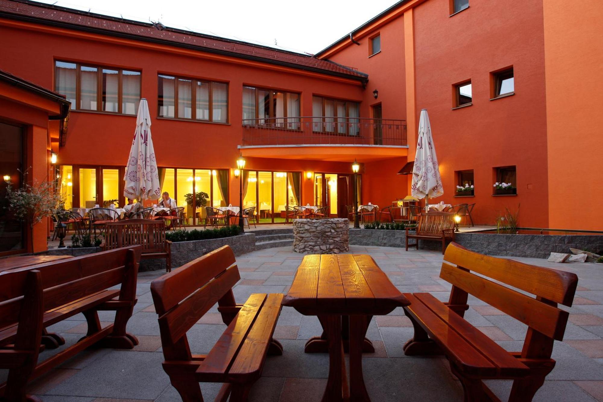 Hotel Majolika Модра Екстериор снимка