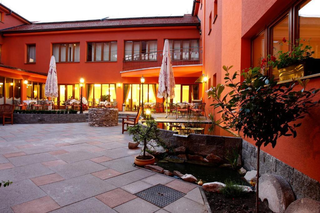 Hotel Majolika Модра Екстериор снимка