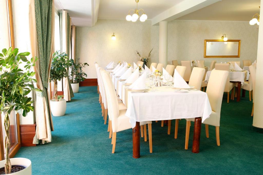 Hotel Majolika Модра Екстериор снимка
