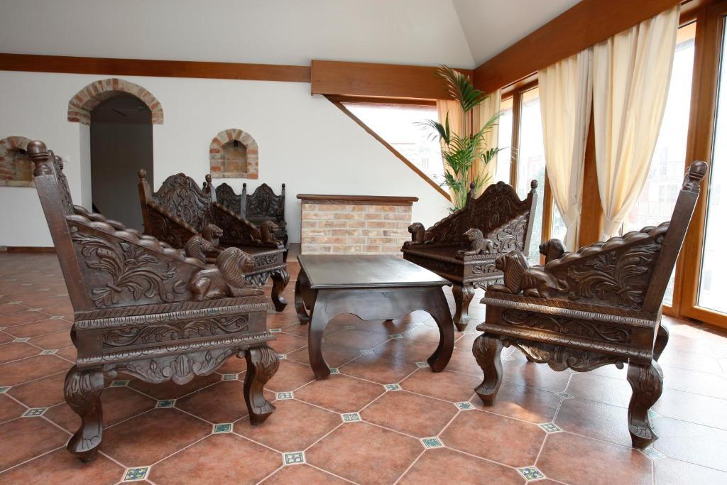 Hotel Majolika Модра Екстериор снимка