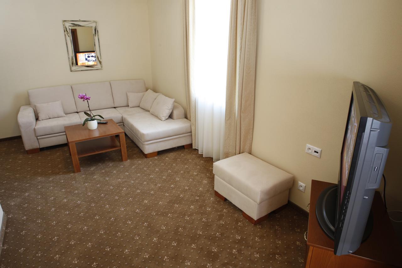 Hotel Majolika Модра Екстериор снимка