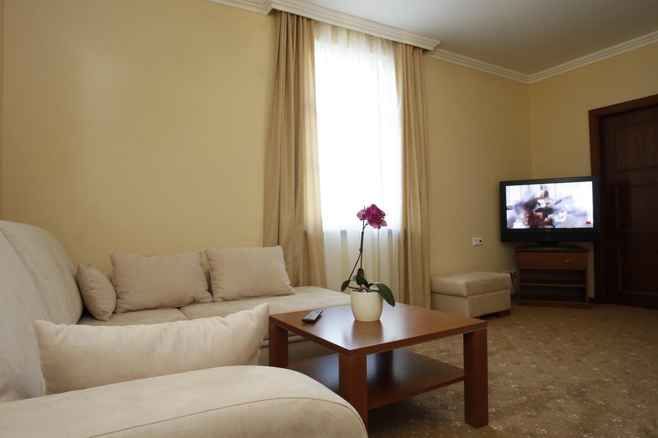 Hotel Majolika Модра Екстериор снимка