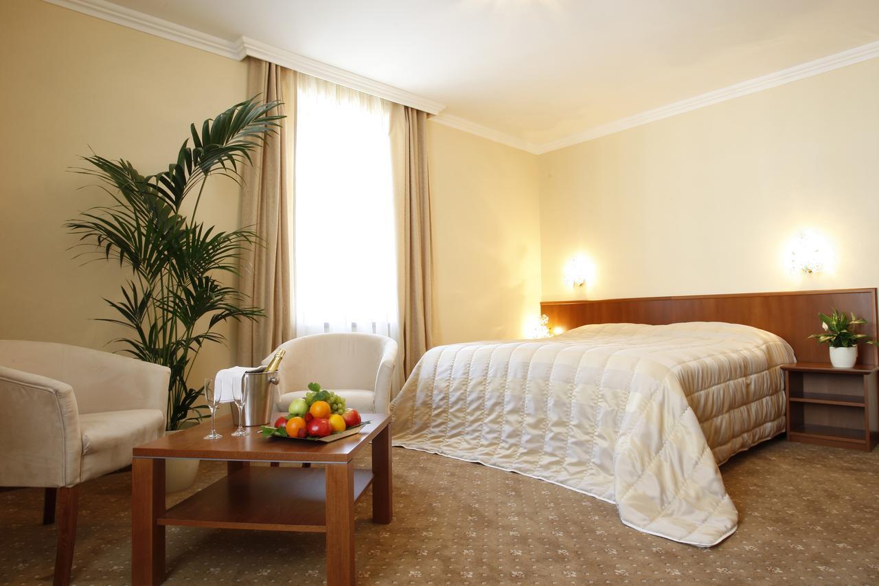 Hotel Majolika Модра Екстериор снимка