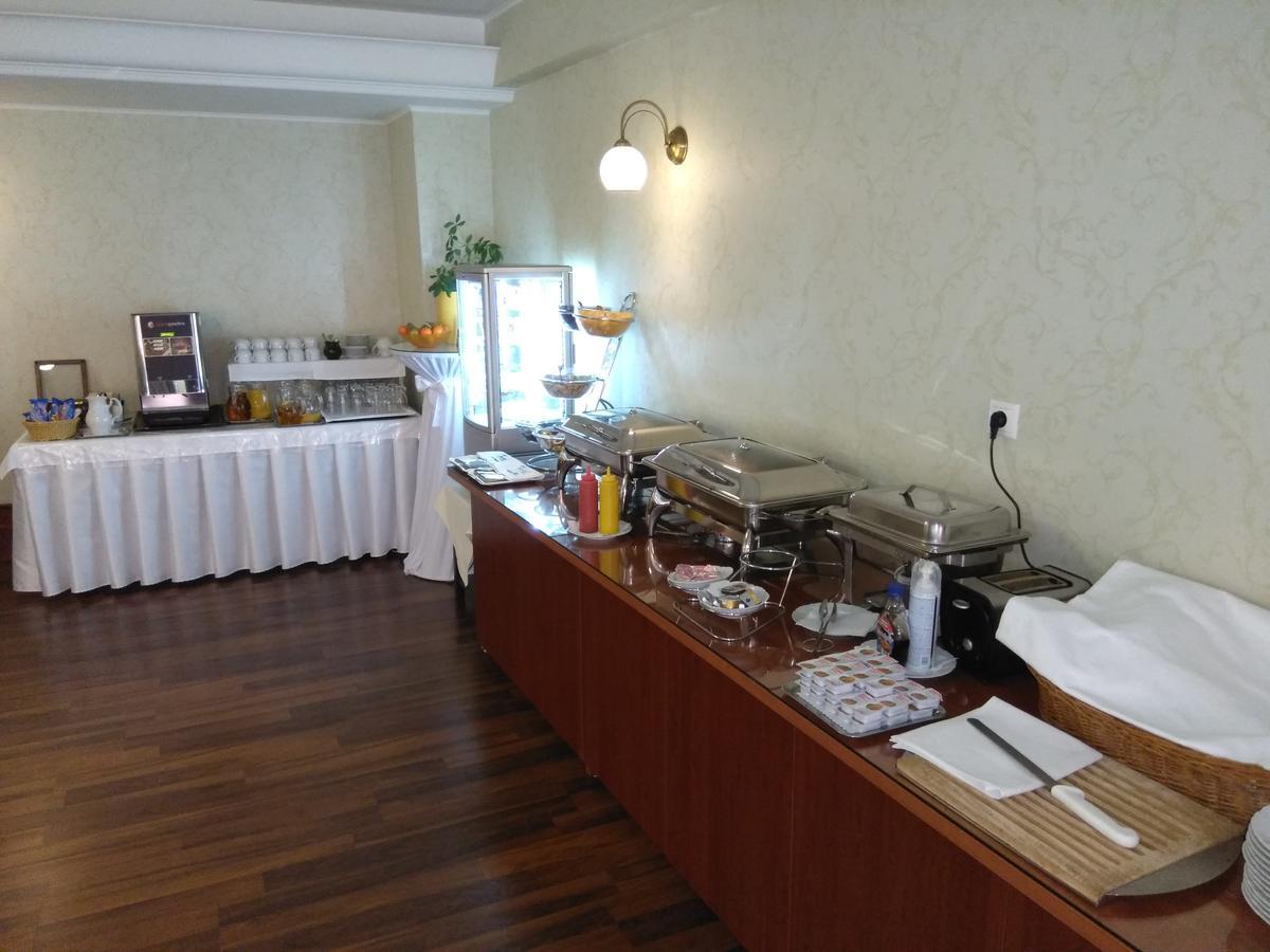 Hotel Majolika Модра Екстериор снимка