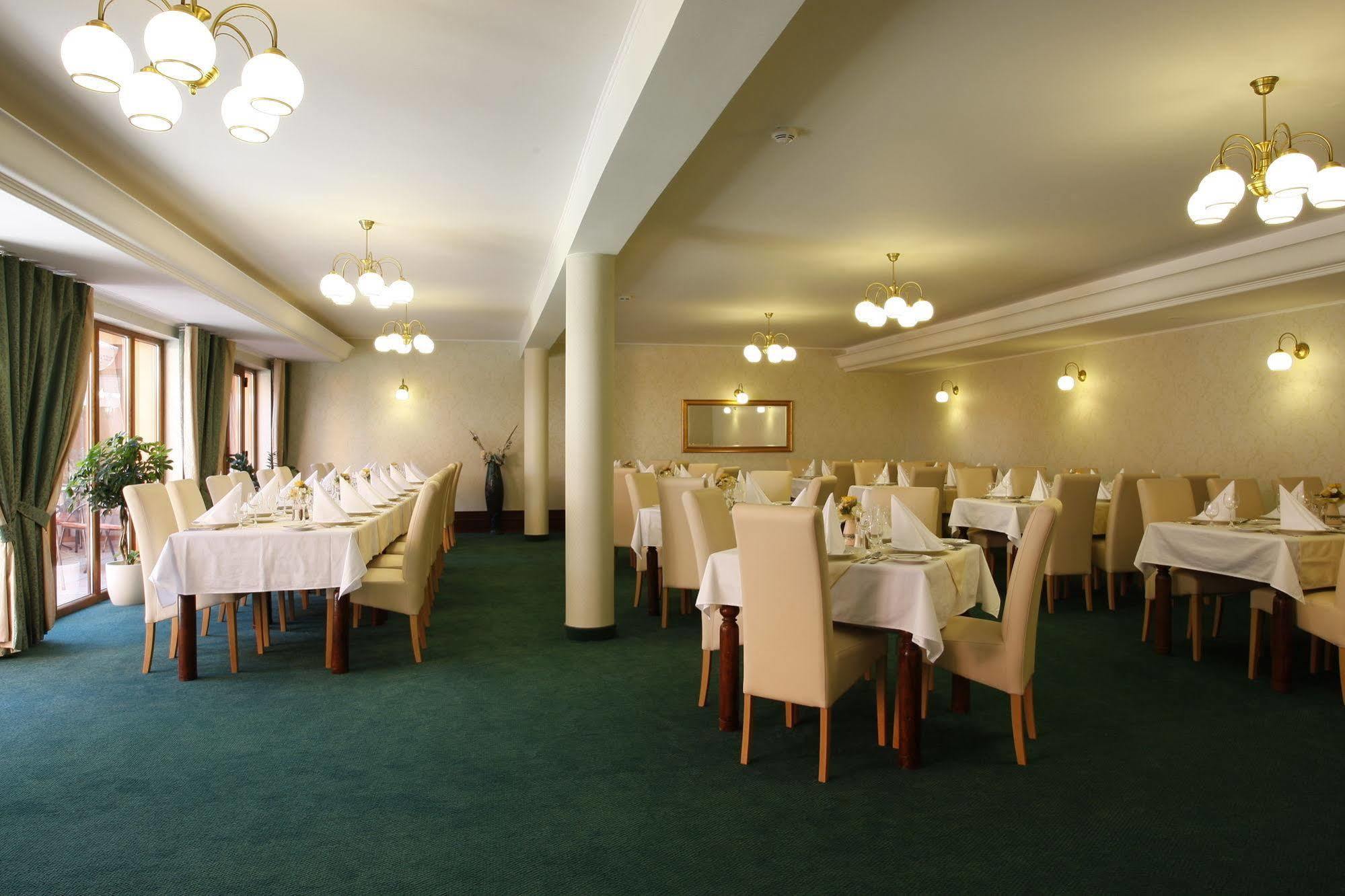 Hotel Majolika Модра Екстериор снимка