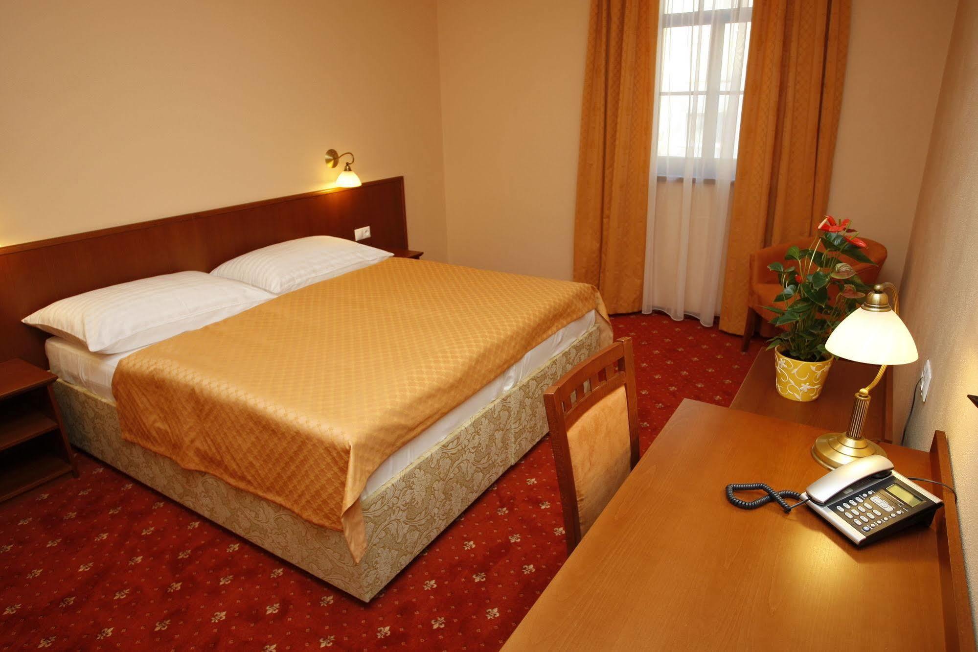 Hotel Majolika Модра Екстериор снимка