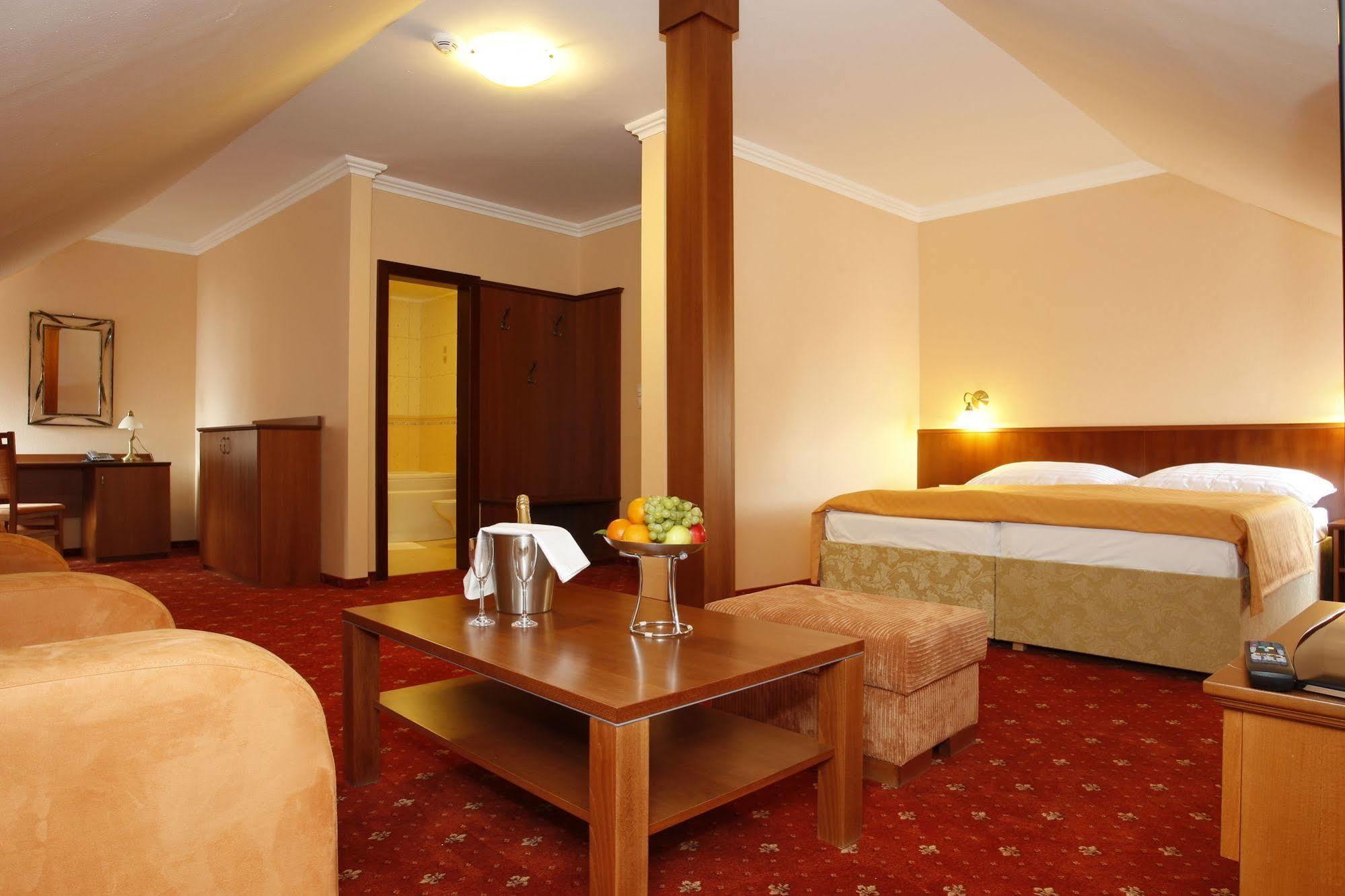 Hotel Majolika Модра Екстериор снимка