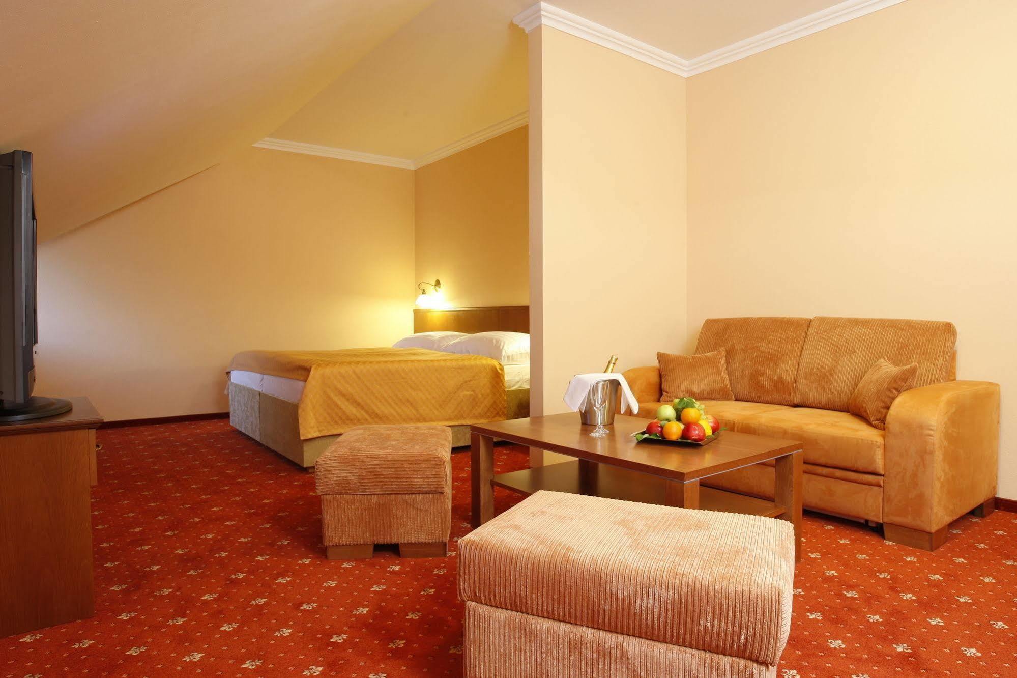 Hotel Majolika Модра Екстериор снимка