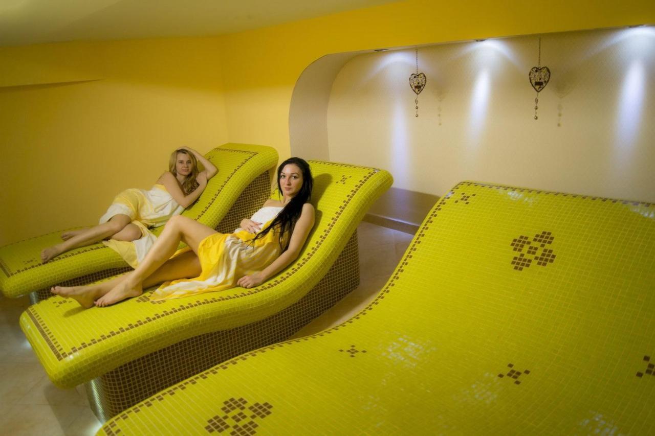 Hotel Majolika Модра Екстериор снимка