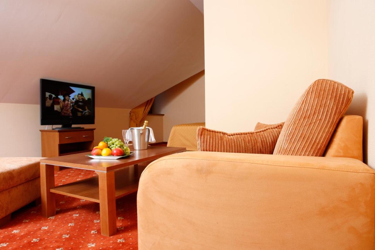 Hotel Majolika Модра Екстериор снимка