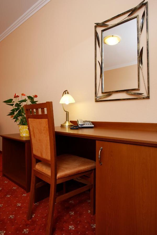 Hotel Majolika Модра Екстериор снимка
